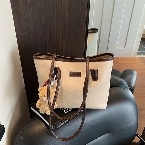 Borsa Tote da Donna di Grande Capacità in Pelle PU Vintage Casual Borsa a Tracolla Colore a Contrasto Borsa da Lavoro Con Ciondolo