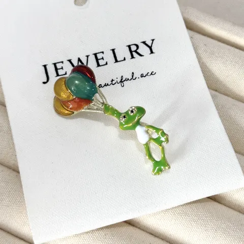Cute Cartoon Frog Holding Colorful Balloons Brooch Alloy Enamel Animal Lapel Pin For Clothing Bags Creative Jewelry Gift
