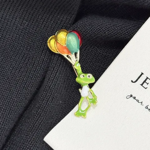 Cute Cartoon Frog Holding Colorful Balloons Brooch Alloy Enamel Animal Lapel Pin For Clothing Bags Creative Jewelry Gift
