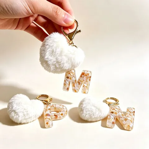 Beige Harz Alphabet Buchstabe Schlüsselanhänger Gold Initial Schlüsselring Mit Weißem Herz Pelzball Damen Tasche Anhänger Geschenk