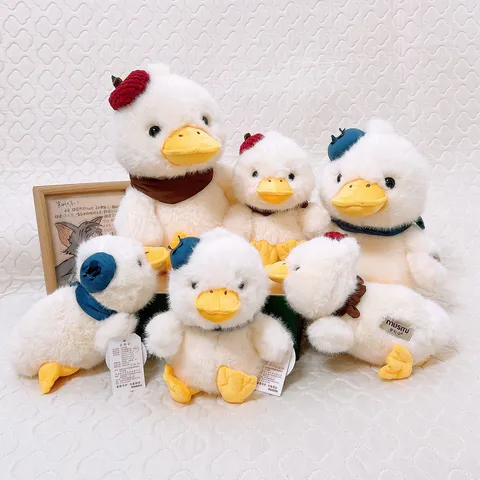 Carino Piccola Anatra Giocattolo di Peluche Animale Imbottito Cappello di Bacche Morbido Bambola di Anatra Compagno per Bambini Regalo di Compleanno Decorazione della Stanza