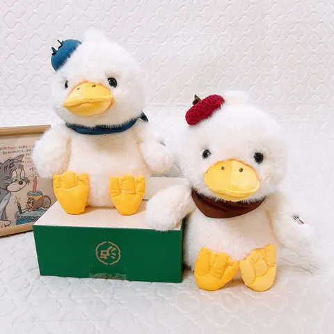 Carino Piccola Anatra Giocattolo di Peluche Animale Imbottito Cappello di Bacche Morbido Bambola di Anatra Compagno per Bambini Regalo di Compleanno Decorazione della Stanza