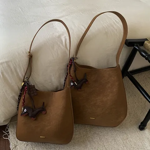 Retro PU Leder Große Kapazität Eimertasche Für Damen Koreanischer Stil Einfache Pendler Umhängetasche Mit Hund Anhänger