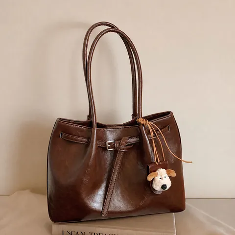 Vintage Große Kapazität PU Leder Tragetasche Für Damen Einfarbig Schulter Unterarm Tasche Mit Gürtelschnalle Und Plüsch Hund Anhänger Retro Pendler Handtasche