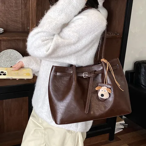 Vintage Große Kapazität PU Leder Tragetasche Für Damen Einfarbig Schulter Unterarm Tasche Mit Gürtelschnalle Und Plüsch Hund Anhänger Retro Pendler Handtasche