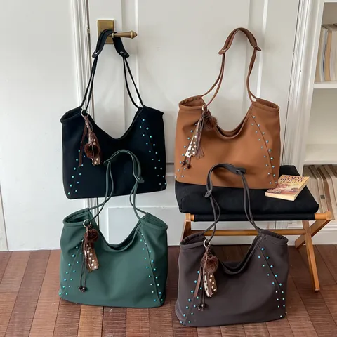 Damen Mode Weich PU Leder Tragetasche Große Kapazität Niete Handtasche Umhängetasche Lässige Pendler Handtasche Mit Anhänger