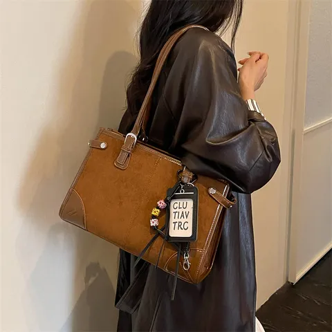 Damen Retro Große Kapazität Tragetasche PU Leder Herbst Winter Pendler Schultertasche Elegante Unterarmtasche Stilvolle Handtasche Mit Anhänger