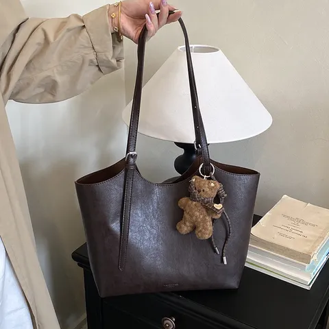 Exquisite PU Leder Tote Bag Für Damen Hochwertige Pendler Umhängetasche Mit Bären Anhänger Vielseitige Einfarbige Eimer Handtasche