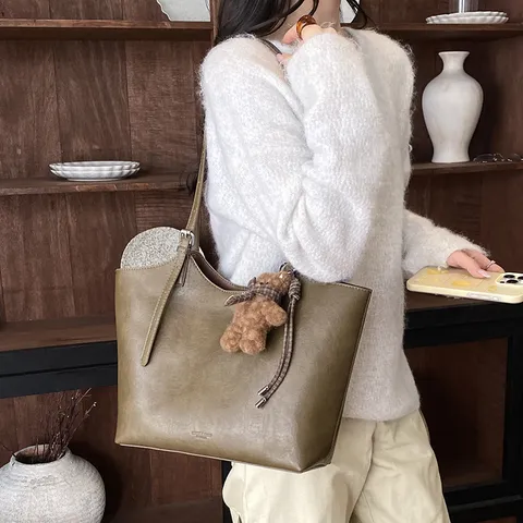 Exquisite PU Leder Tote Bag Für Damen Hochwertige Pendler Umhängetasche Mit Bären Anhänger Vielseitige Einfarbige Eimer Handtasche