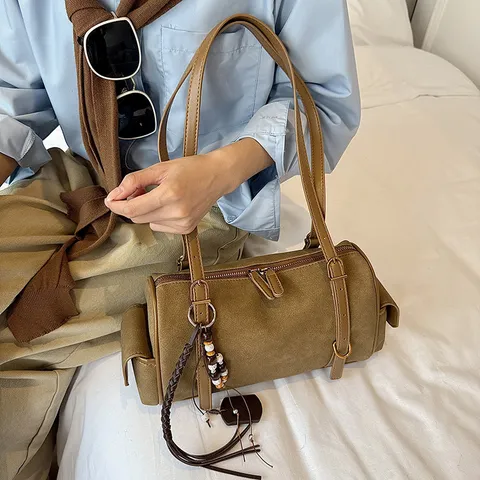 Damen Vintage Wildleder Boston Kissentasche Große Kapazität Bowling Schultertasche Retro Minimalistische Handtasche Mit Anhänger