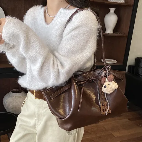 Vintage PU-Leder Tragetasche Für Damen Große Kapazität Minimalistische Schultertasche Einfarbige Achseltasche Mode Handtasche Mit Anhänger