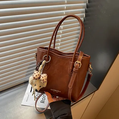 Mode Damen PU Leder Beuteltasche Städtisch Minimalistisch Schulter Umhängetasche Mit Plüschbär Anhänger Handtasche