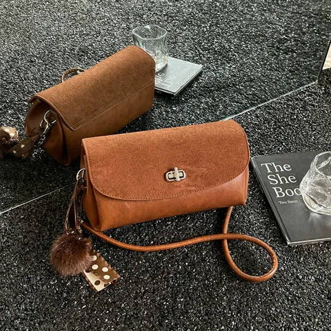 Vintage Patchwork PU Leder Umhängetasche Für Damen Mit Metallschloss Band Haarball Anhänger Schultertasche Mode Tasche