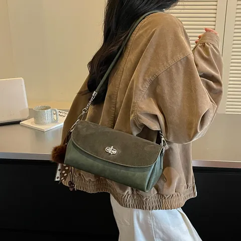 Vintage Patchwork PU Leder Umhängetasche Für Damen Mit Metallschloss Band Haarball Anhänger Schultertasche Mode Tasche