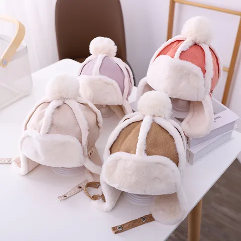 Kinder Winter Warm Kunstwildleder Trapper Hut Verdichtetes Plüsch Ohrenklappen Mütze Süß Pompon Winddicht Schnee Kappe Für Kleinkinder