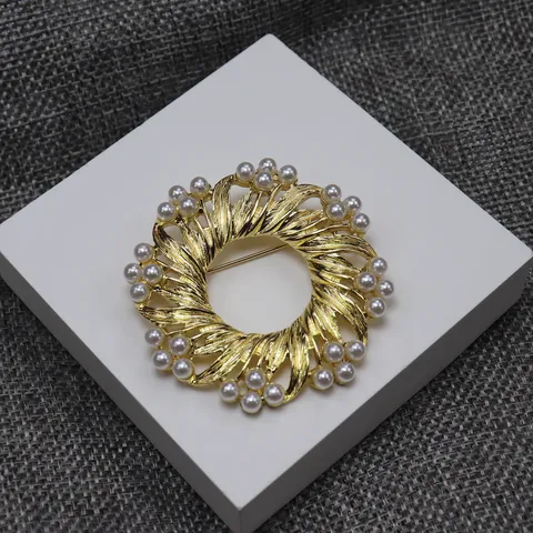 Vintage Perlen Kranz Brosche Legierung Vergoldet Elegante Blumen Anstecknadel Schmuck Geschenk Für Damen
