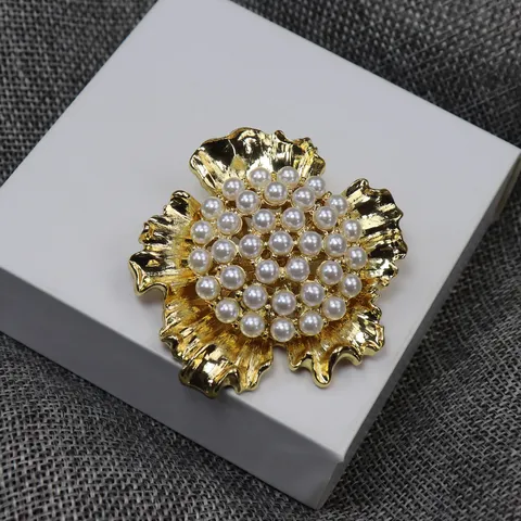Vintage Rétro Floral Perle Broche Et Boucles d'Oreilles Clous Set Ton Or Alliage Bijoux de Mode Pour Femmes Cadeau Élégant