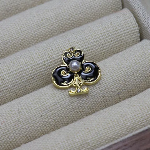 Broche en Alliage Perle Artificielle Strass Cœur Rouge Trèfle Noir Épingle de Col Asymétrique Badge Accessoires de Vêtements Chapeau Sac
