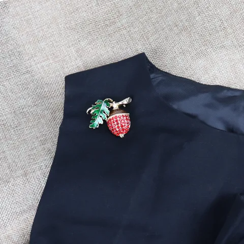 Broche Pomme De Pin Vintage en Alliage Émail Feuille Rouge Blanc Strass Épingle Décorative Bijou Style Cour Pour Femmes