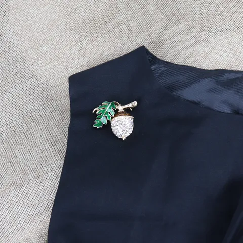 Broche Pomme De Pin Vintage en Alliage Émail Feuille Rouge Blanc Strass Épingle Décorative Bijou Style Cour Pour Femmes
