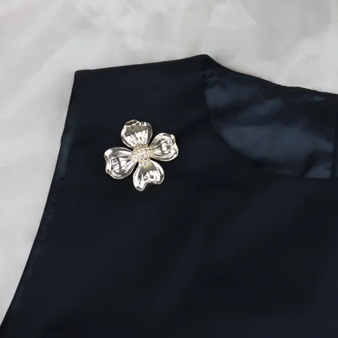 Broche Fleur Trèfle Vintage en Alliage Émail Blanc Plaqué Or Bijoux de Mode Costume Robe Épingle à Revers Cadeau Femme
