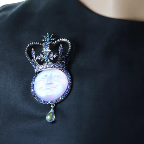 Broche Pendentif Double Usage Chapeau Magique Visage de Lune en Strass Argent Antique Vintage