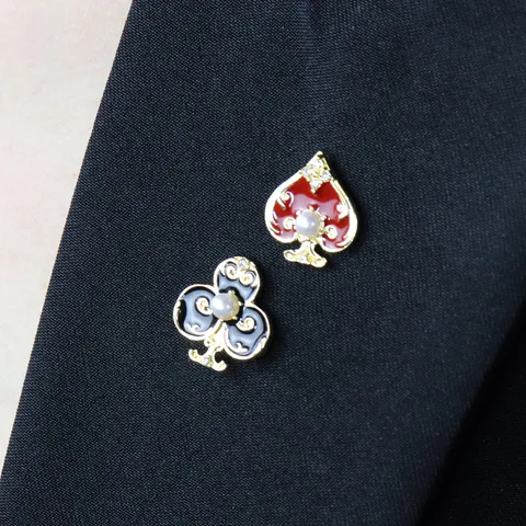 Broche en Alliage Perle Artificielle Strass Cœur Rouge Trèfle Noir Épingle de Col Asymétrique Badge Accessoires de Vêtements Chapeau Sac