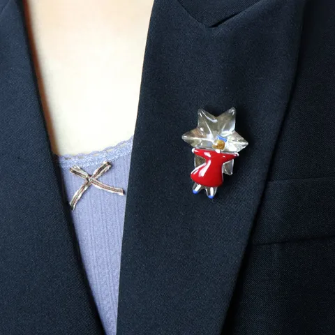 Niche Design Little Girl Hugging Star Brooch Japanese Handmade Alloy Red Skirt Bow Brooch Pin Fashion Jewelry Gift