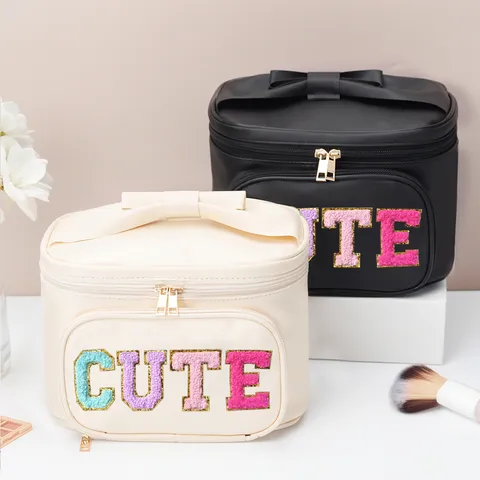 Grote Capaciteit PU Lederen Cosmetica Tas Met Strik En Cute Letter Patch Draagbare Reizen Make-up Organizer Pouch Voor Vrouwen