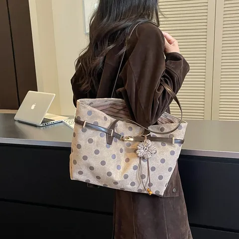 Vintage Large Capacity Polka Dot Suede Tote Bag for Women 2026 New Autumn Winter Simple Shoulder Handbag with Flower Pendant Office Daily Carry Bag