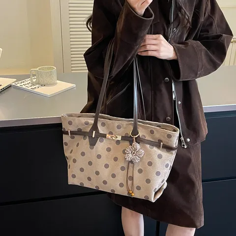 Vintage Large Capacity Polka Dot Suede Tote Bag for Women 2026 New Autumn Winter Simple Shoulder Handbag with Flower Pendant Office Daily Carry Bag