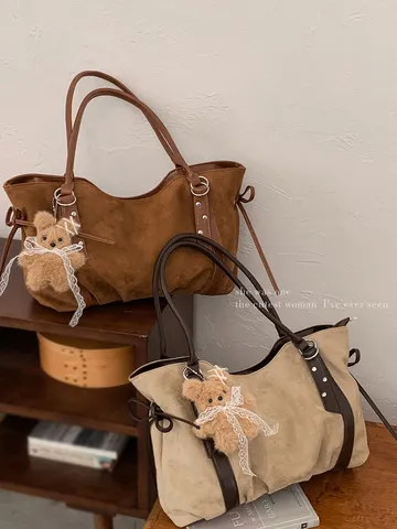 Bolso Tote de Gran Capacidad de Antelina para Mujer Otoño Invierno Nuevo Bolso de Hombro Minimalista Con Colgante de Oso de Peluche Retro