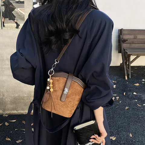 Bolso Cubo Minimalista Francés de Gamuza para Mujer Retro Textura Esmerilada Bolso de Hombro para Teléfono Con Borla y Cerradura