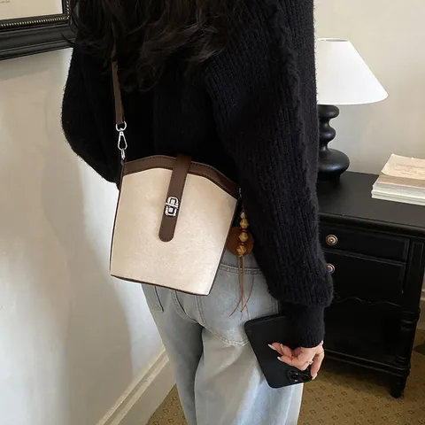 Bolso Cubo Minimalista Francés de Gamuza para Mujer Retro Textura Esmerilada Bolso de Hombro para Teléfono Con Borla y Cerradura