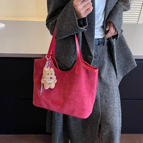 Bolso Tote de Gamuza Vintage Gran Capacidad Bolso de Hombro Minimalista Para Mujer Color Sólido Bolso de Axila Con Colgante