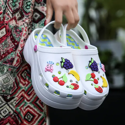 Women's Platform Garden Clogs Summer Thick Sole Beach Shoes Outdoor Closed-Toe Sandals Cute Cartoon Fruit Charms Slippers