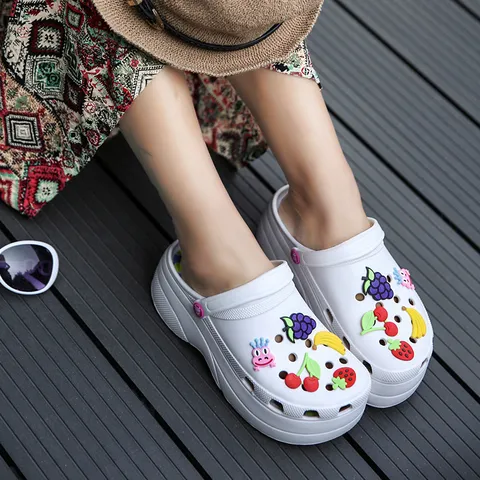Women's Platform Garden Clogs Summer Thick Sole Beach Shoes Outdoor Closed-Toe Sandals Cute Cartoon Fruit Charms Slippers