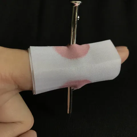 Pesce d'Aprile Scherzo Giocattolo Spaventoso Attraverso Il Dito Unghia Accessorio Simulazione Bendaggio Tessuto Divertente Festa