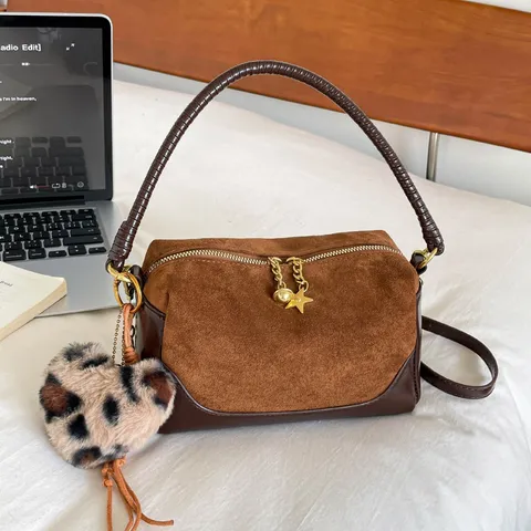 Damen Wildleder Umhängetasche Große Kapazität Kissen Tasche Casual Mode Pendeln Handtasche Mit Anhänger
