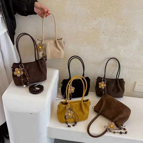 Damen Wildleder Tragetasche Casual Minimalistisch Retro Schulter Handtasche Große Kapazität Tote Bag Mit Anhänger Dekoration