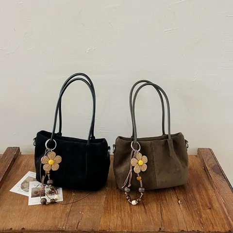 Damen Wildleder Tragetasche Casual Minimalistisch Retro Schulter Handtasche Große Kapazität Tote Bag Mit Anhänger Dekoration