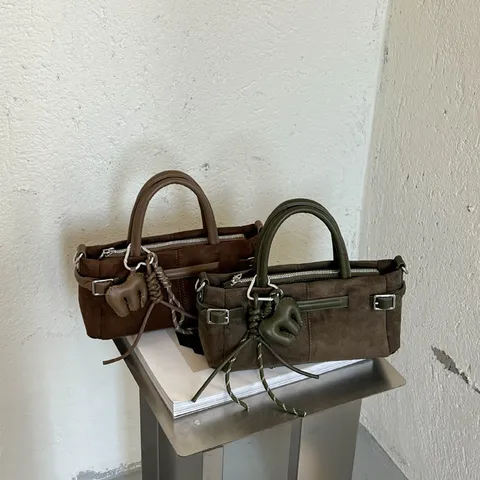 Damen Vintage Wildleder Top Handle Umhängetasche Luxus Lässig Schultertasche Mit Gürtelschnalle Und Anhänger