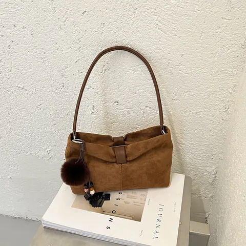Mode Dames Suède Schoudertas Esthetische Woon-werkverkeer Crossbody Tas Eenvoudige Retro Handtas Met Pluche Bal Hanger Voor Dagelijkse Vrije Tijd