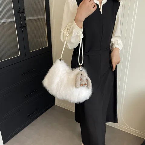 Damen Mode Plüsch Umhängetasche Großes Fassungsvermögen Umhängetasche Wolkentasche Weiche Kunstfell Pendler Tragetasche Mit Kaninchen Anhänger