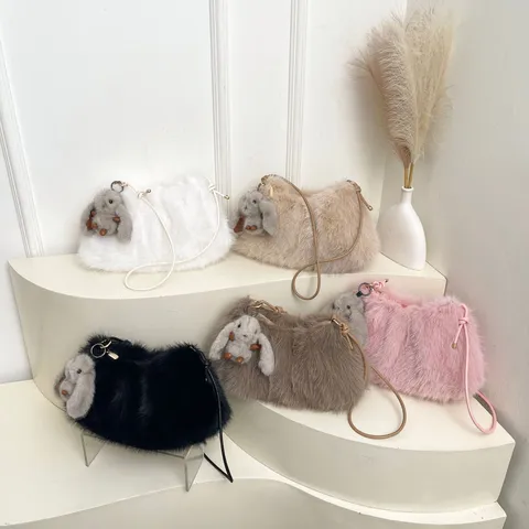 Damen Mode Plüsch Umhängetasche Großes Fassungsvermögen Umhängetasche Wolkentasche Weiche Kunstfell Pendler Tragetasche Mit Kaninchen Anhänger