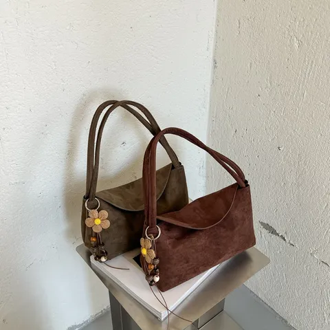 Große Kapazität PU Wildleder Umhängetasche Retro Lässige Tote Tasche Mit Anhänger Tägliche Pendler Handtasche Für Damen