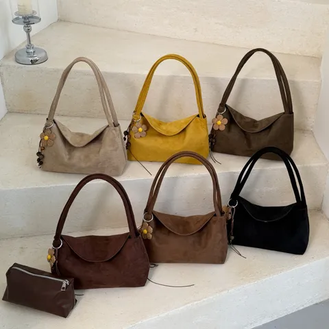 Große Kapazität PU Wildleder Umhängetasche Retro Lässige Tote Tasche Mit Anhänger Tägliche Pendler Handtasche Für Damen