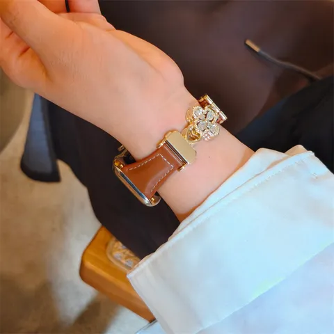 Bracelet de Rechange pour Montre Connectée en Cuir Véritable Avec Charms Trèfle en Strass Connecteur en Métal Bracelet Tendance pour Femme