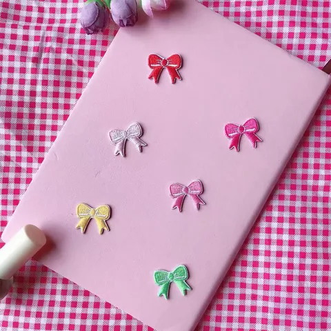 Mignonnes Écussons Brodés Nœud Papillon Multicolore Polyester Badges Nœud pour Vêtements Sacs Réparation Décoration Bricolage Applique à Coudre Thermocollante