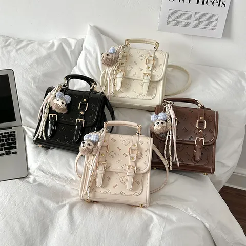 Mochila de Cuero PU para Mujer Vintage Casual Bolsa Escolar Pequeña Mochila de Viaje con Lindo Colgante de Peluche Bolso de Moda